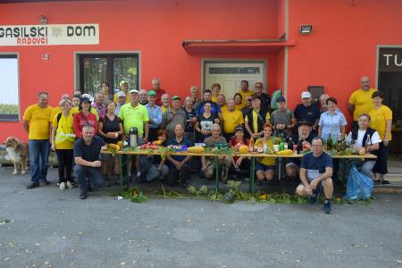 Pohodniki Graščakove poti pred Info pisarno v Radovcih